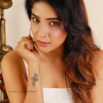 Sakshi Agarwal Instagram - We dont live under others shadows, Instead we cast out shadows on others!! Styling: @flauntbyratikha Mua: @reenapaiva Click by: @deepak_durai_photography #actress #south #india #fashion #cinema #neverenough #happygirlsaretheprettiest #nevergiveup #attitudeofgratitude #spreadlove #believeinyourself #youarethebest #achievers #dreamer #believer #doer