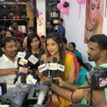 Sakshi Agarwal Instagram - Love my job! @sangi_avias_makeup @bandananarulaofficial @glamstudios_in launch! #launch #beauty #salon #instafit #instapic #chennai #actress #southindian Chennai, India