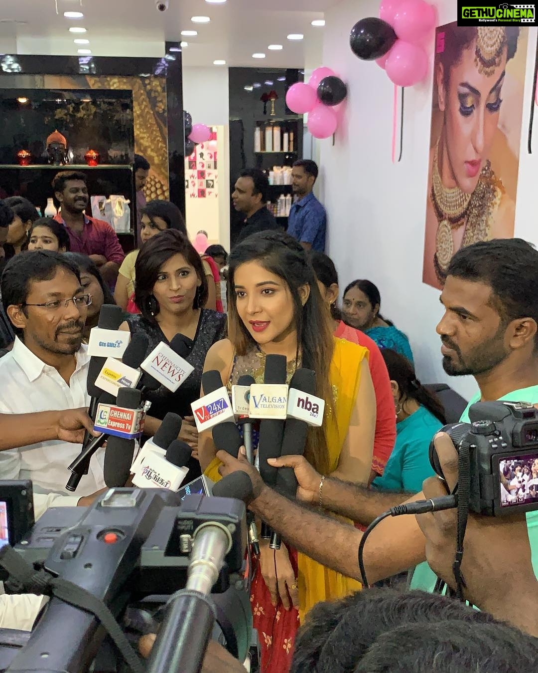 Sakshi Agarwal Instagram - Love my job! @sangi_avias_makeup @bandananarulaofficial @glamstudios_in launch! #launch #beauty #salon #instafit #instapic #chennai #actress #southindian Chennai, India