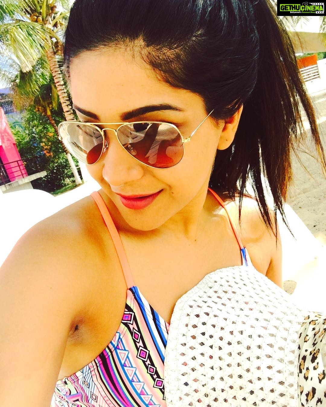 Sakshi Agarwal Instagram - #throwback #miami #miamibeach #miamiheat #usadiaries #gorgeous #sunkissed #vitamind #pool #instagood #instapic #instafit #instatravel ⭐️⭐️⭐️⭐️⭐️⭐️⭐️⭐️⭐️⭐️⭐️⭐️⭐️⭐️ We dont need magic to change the world ⭐️⭐️⭐️⭐️⭐️⭐️⭐️⭐️⭐️⭐️⭐️⭐️⭐️⭐️ Miami, Florida