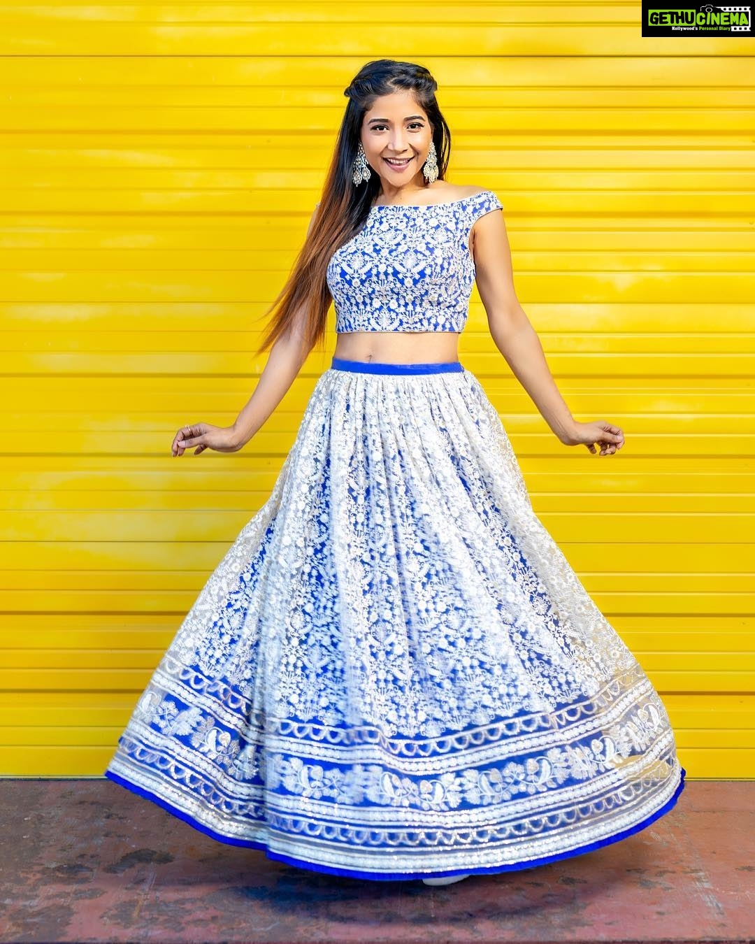 Sakshi Agarwal Instagram - Smothering and taking are fear based and needy, giving and receiving are full of gratitude and surrendering to the flow. #gratitude #surrendertogod #happyvibes #livelifetothefullest #spreadlove #positive #emotions #energy #instagram #instapic