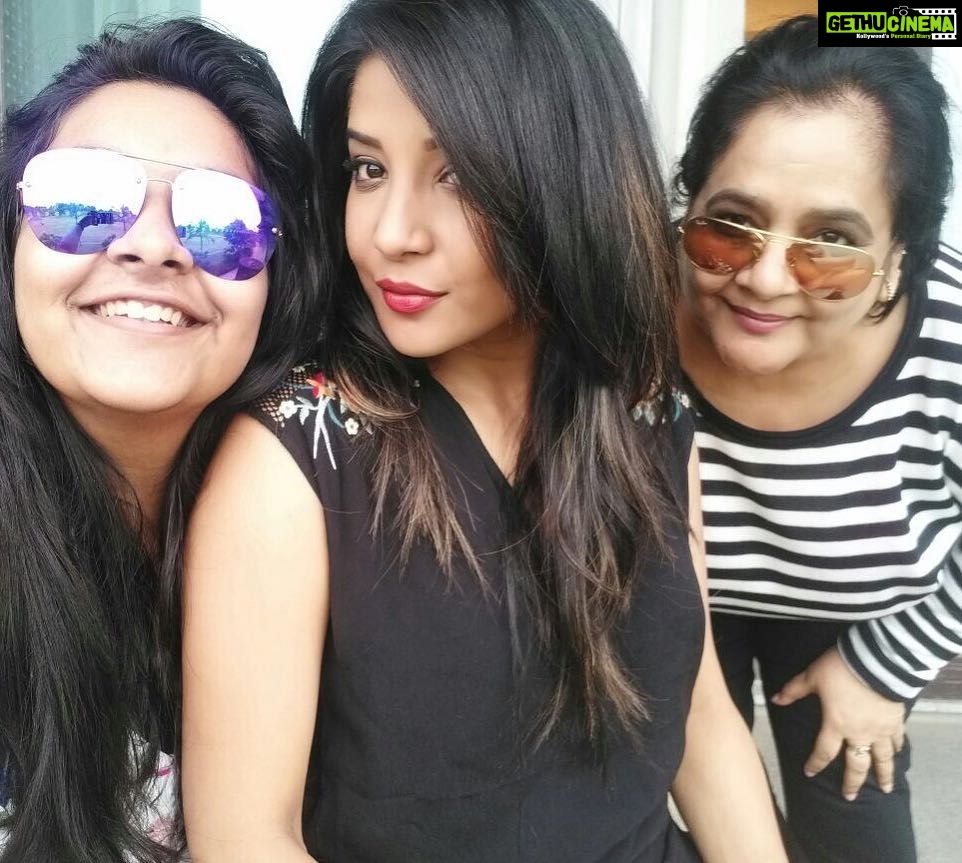 Sakshi Agarwal Instagram - My biggest anchor point in the world! What would I do without you two!!! Love you to the moon and back! You guys are my everything❤️❤️ #sisterlove #motherlove #familypictures #instafamily #familiesareforever #keepfamiliestogether❤ #happyfamilyhappykids That moment when we were on a cute getaway🧚♀️🧚♀️🧚♀️🧚♀️ Fisherman's Cove
