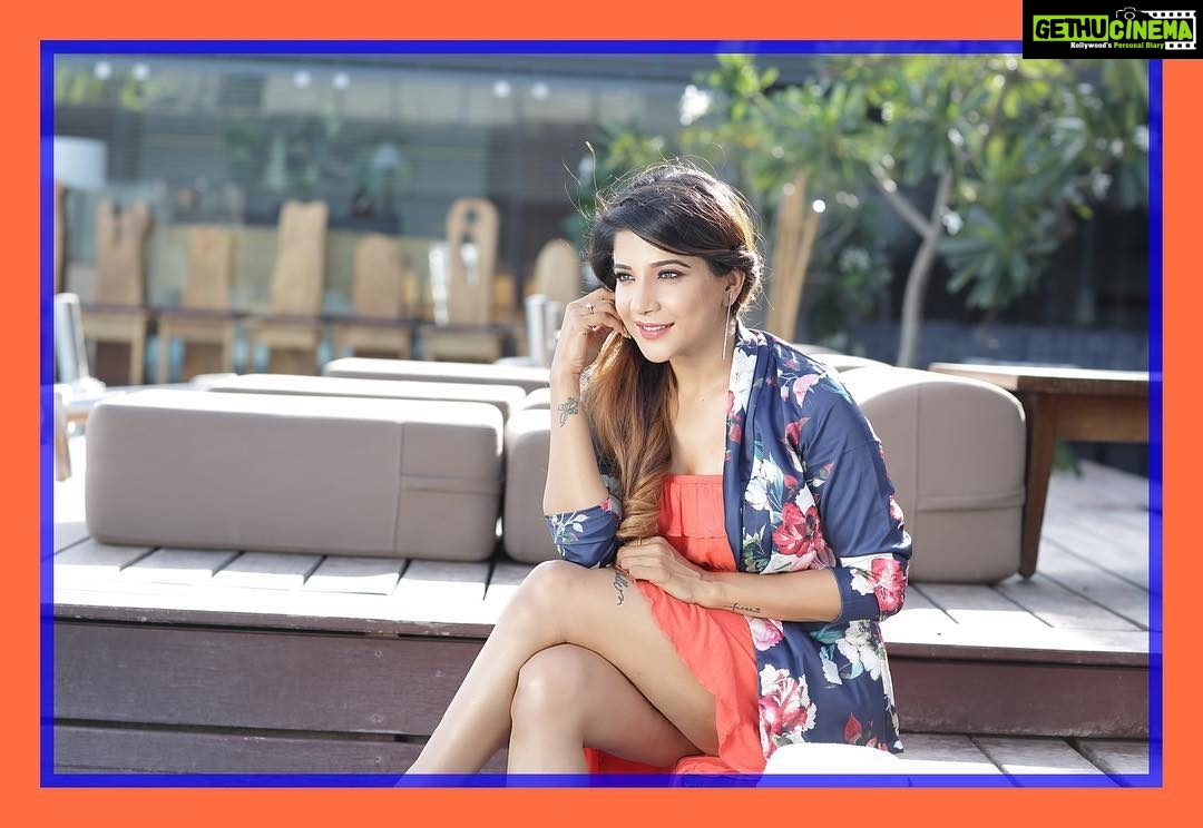 Sakshi Agarwal Instagram - 💥💥You can never cross the ocean until you have the courage to lose sight of the shore💥💥 @foreshorestudio28 @amritha.ram @samanthajagan @vinayagamurthy77 @proyuvraaj #galatta #magazine #media Hablis Hotel