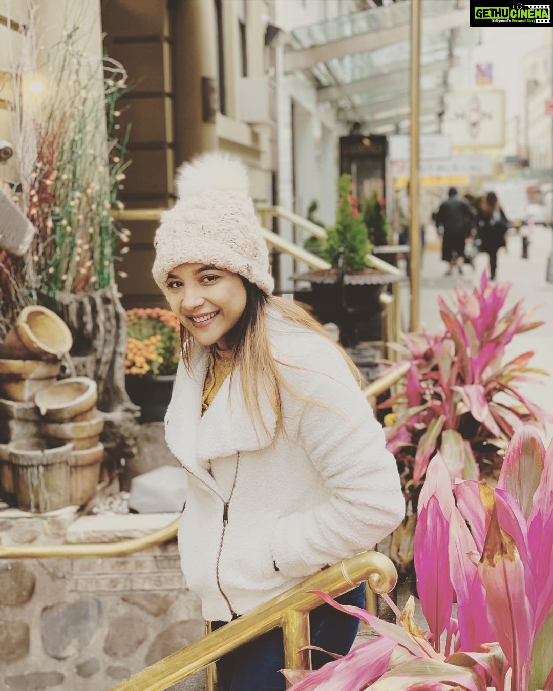 Sakshi Agarwal Instagram - Random corner @nyc 🥶🥶