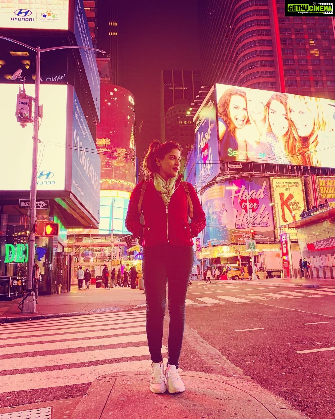 Sakshi Agarwal Instagram - #timessquare @timessquarenyc Dont wanna leave the spot✨✨ Times Square, New York City