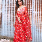 Sakshi Agarwal Instagram - I swear I wish somebody would dare me! Wardrobe: @fashionkali_usa 📸 @thegerardharrison MUA @yourmakeupexpert @proyuvraaj #behindthescenes #candid #nofilter #bengali #floral #red #usadiaries #instapic #goodvibes #happydays #desi Tried something extremely different!