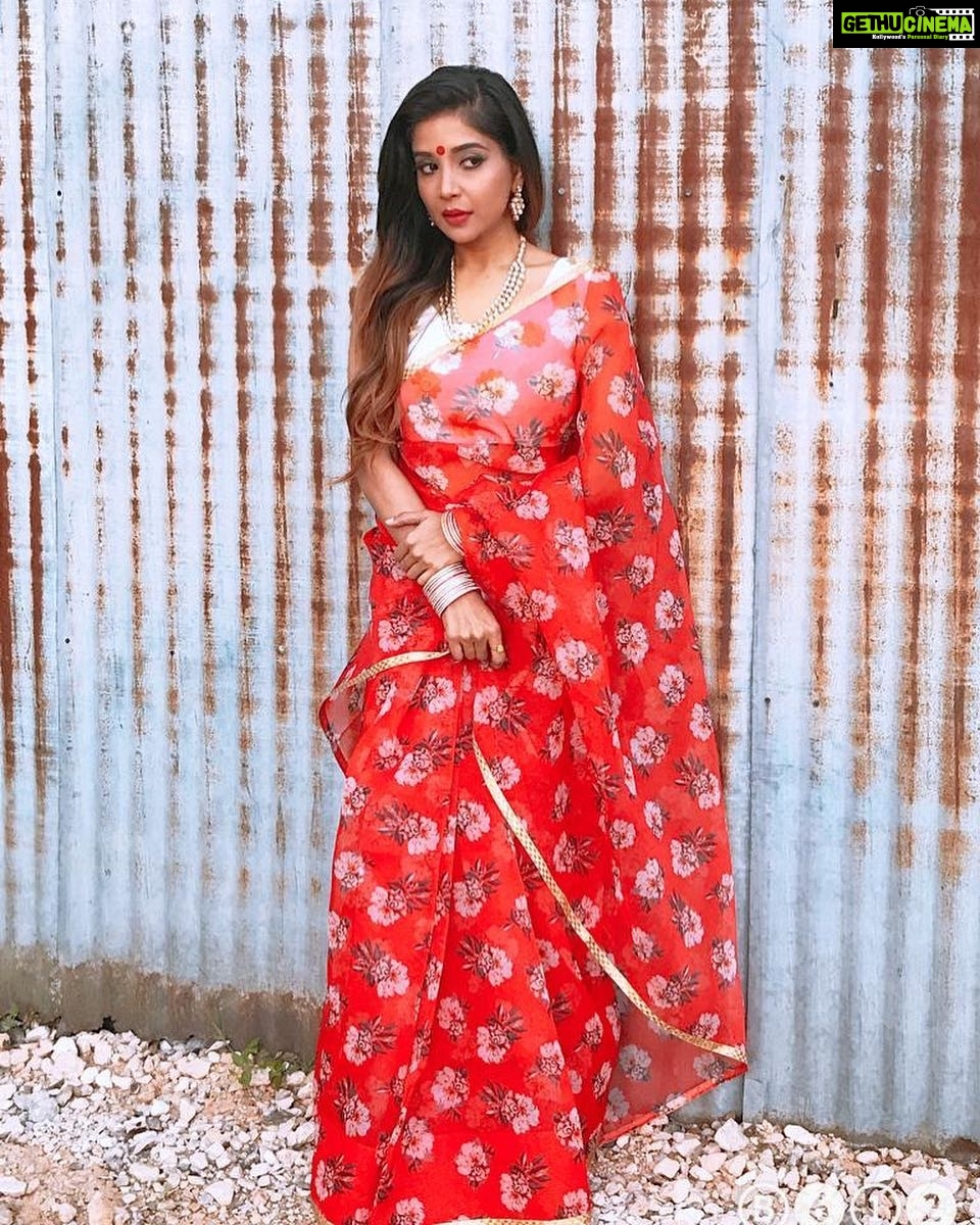 Sakshi Agarwal Instagram - I swear I wish somebody would dare me! Wardrobe: @fashionkali_usa ๐ธ @thegerardharrison MUA @yourmakeupexpert @proyuvraaj #behindthescenes #candid #nofilter #bengali #floral #red #usadiaries #instapic #goodvibes #happydays #desi Tried something extremely different!