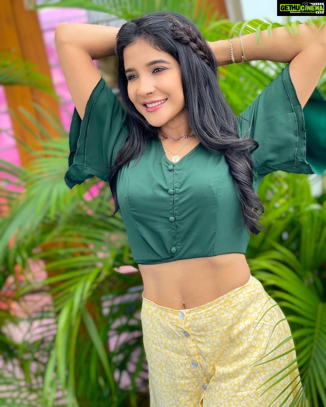 Sakshi Agarwal Instagram - Be the butterfly who can fly in odds… . #onset🎥🎬 #betweenshots #greencroptop #yellowskaterskirt #webseries #sakshiagarwal . @prayaga_makeup_artist @tisisnaveen Chennai, India