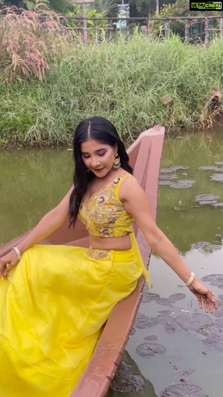 Sakshi Agarwal Instagram - Sitting on the corner of the boat on a rainy day be like🥰🥰 What all we do for a photoshoot . #feelitreelit #boatreels #photoshootreels #canweskiptothegoodpart #yellowlehenga #reelsvideo #rainreels #behindthescenes #viralvideos #instareels #viralvideos #trendingsongs . @diwahar_photography @kalaiartistry @pugazhmurugan_ @galattadotcom Chennai, India