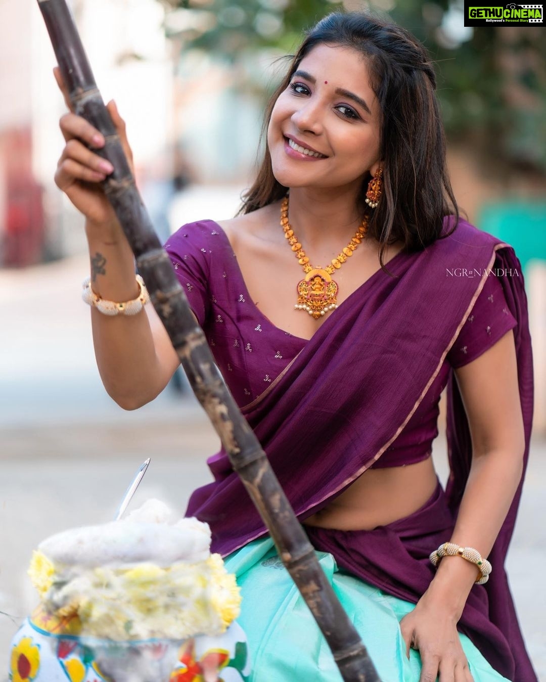 Sakshi Agarwal Instagram - இனிய பொங்கல் வாழ்த்துக்கள்🌾🌾 இந்த பொங்கல் உங்கள் எல்லாருடைய வாழ்விலும் மகிழ்ச்சியை கொண்டுவரட்டும். பொங்கல் நல்வாழ்த்துக்கள்! . @ngrnandha @nfc_navyathafashioncouture @beautybeyondglam @tisisnaveen @pugazhmurugan_ . #happypongal2022 #pongalopongal #pongalvibes #halfsaree #pongalfestival #kollywood #sakshiagarwal #biggbosstamil #pongalcelebration #pongalwishes Chennai, India