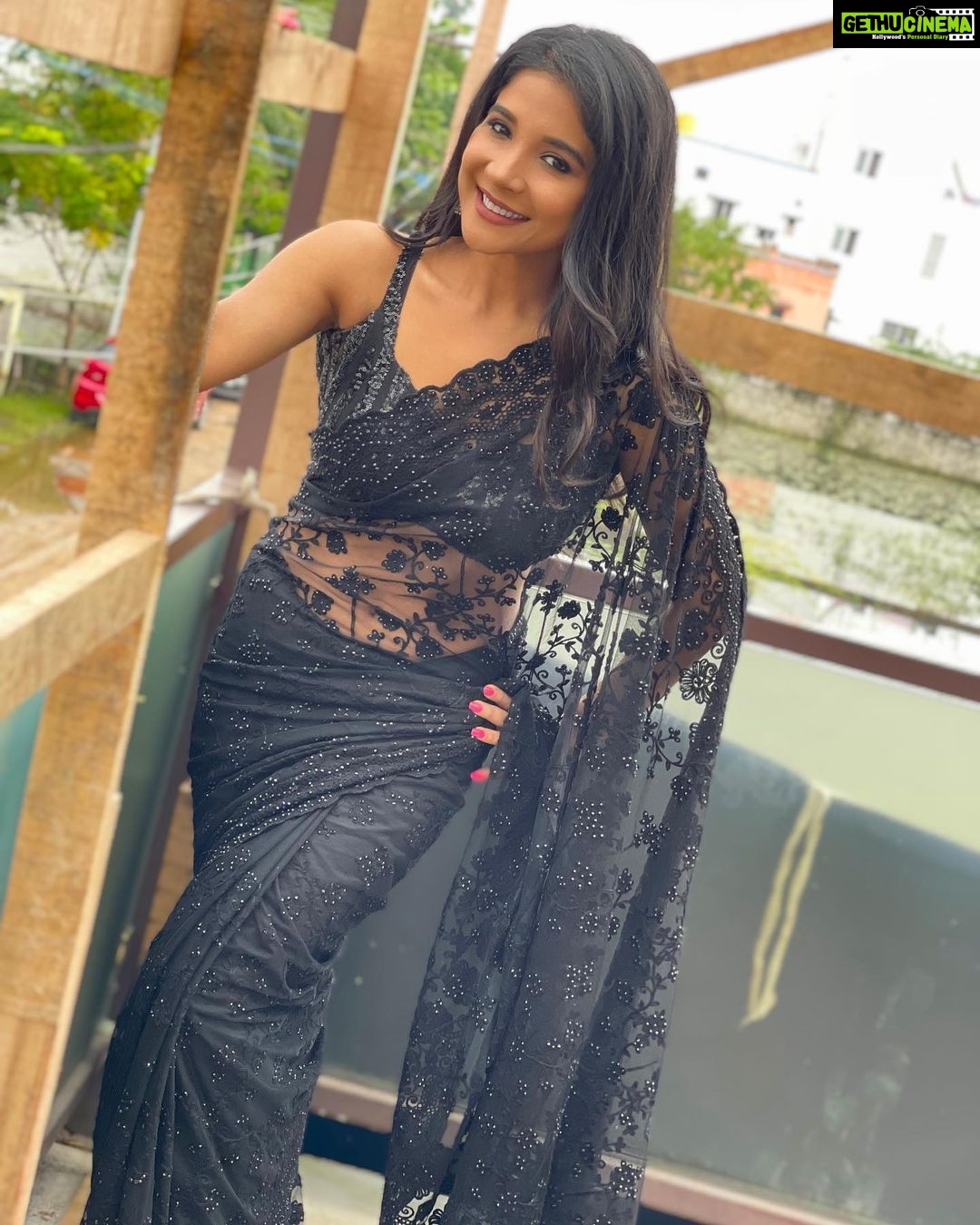 Sakshi Agarwal Instagram - Wherever life plants you, Bloom with grace💕 . #onset🎥🎬 #blacksaree . @prayaga_makeup_artist Chennai, India