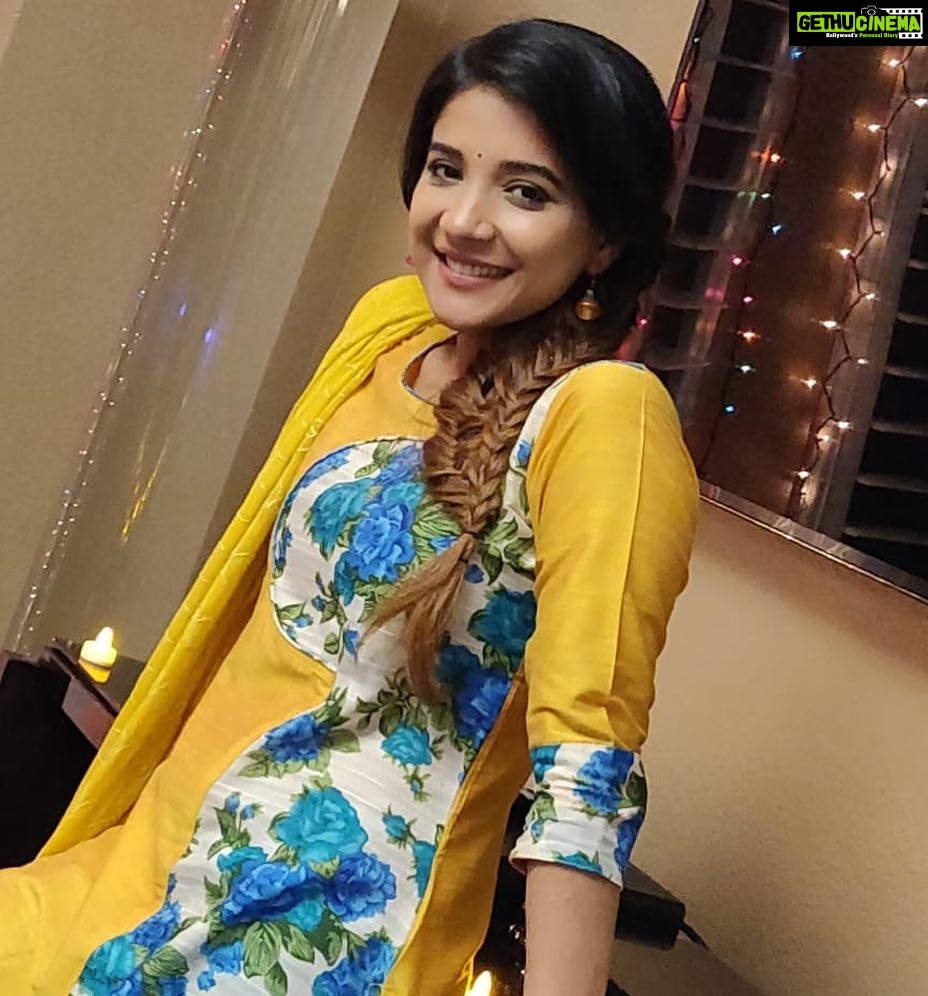 Sakshi Agarwal Instagram - π§ββοΈπ§ββοΈπ§ββοΈ Love dressing up in traditional south indian Kurti in the USA:) Especially when everybody compliments you β€οΈβ€οΈ @labelswarupa @swarupasathakarni for the gorgeous outfit #behindthescenes #usadiaries #shootmode