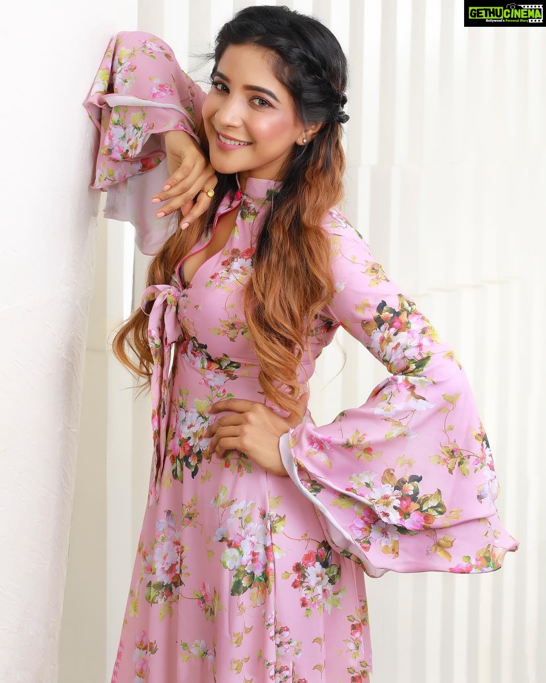 Sakshi Agarwal Instagram - 🧚♀️Beautiful, mysterious , wild and free 🧚♀️ Stylist: @ratikhavenugopal Wardrobe : @flauntbyratikha MUA : @reenapaiva Photography : @deepak_durai_photography @proyuvraaj
