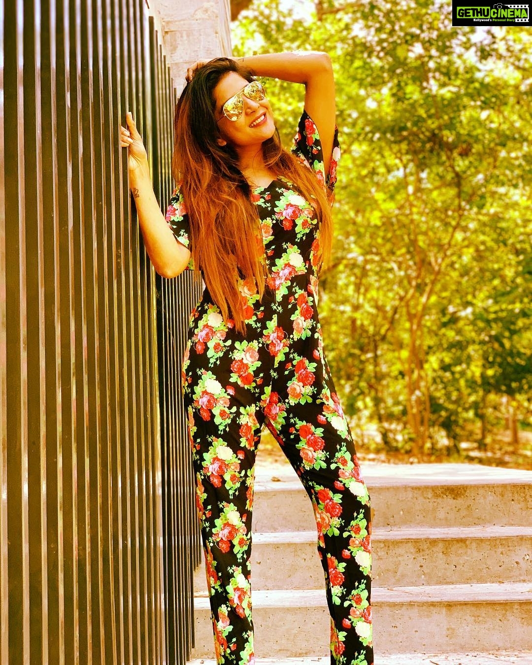Sakshi Agarwal Instagram - 💥Wake up and be awesome💥 I miss you so much .. #indialove #indiagirl #lovemycountry #lovemyindia #nostalgicalready #florallove #jumpsuit #insta #instagood #instapic