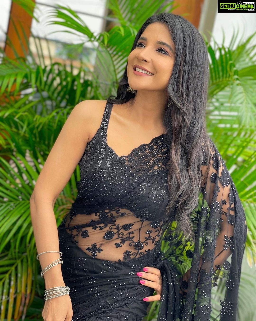 Sakshi Agarwal Instagram - Flaunting my Indian ness in black on set❤️. . #onset #inbetweenshots #blacksequinsaree #blacksaree #blackisbeautiful #blackisbeautiful #blackisbae . @fab_by_faiza @prayaga_makeup_artist Chennai, India