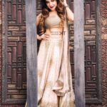 Sakshi Agarwal Instagram - @thelightweaver393 @perfektmakeover @fatiz_bridal_emporio @vijayanthirajeswar #throwback #pastel #bridal #lehenga #beauty #candid #loveyourself #fashion 💥💥Flaunt your abs!!💥💥