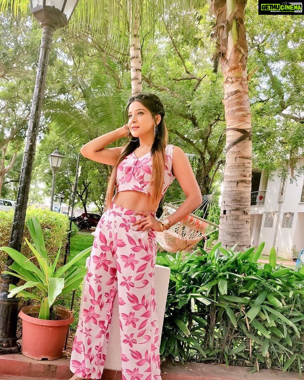 Sakshi Agarwal Instagram - ❤️❤️Its not love that your afraid of! Its the fear that everyone is just like the last person who destroyed you❤️❤️