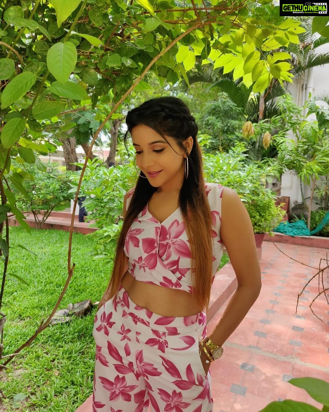 Sakshi Agarwal Instagram - ⭐️⭐️When a flower doesn’t bloom, You FIX the environment in which it grows , Not the flower⭐️⭐️ @mosundoenmaeum
