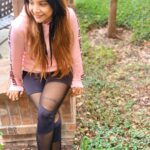 Sakshi Agarwal Instagram - 💥💥💥💥💥💥💥💥💥💥💥💥💥💥💥 I am a daydreamer and a night thinker 💥💥💥💥💥💥💥💥💥💥💥💥💥💥💥 #hoodielove #highonpink #sorrynotsorry #morningvibes #feelgoodafterworkout #lovethelittlethings #pinkhoodie #demilovato #spreadlove #fairydust #mesh #tracksuit #usadiaries