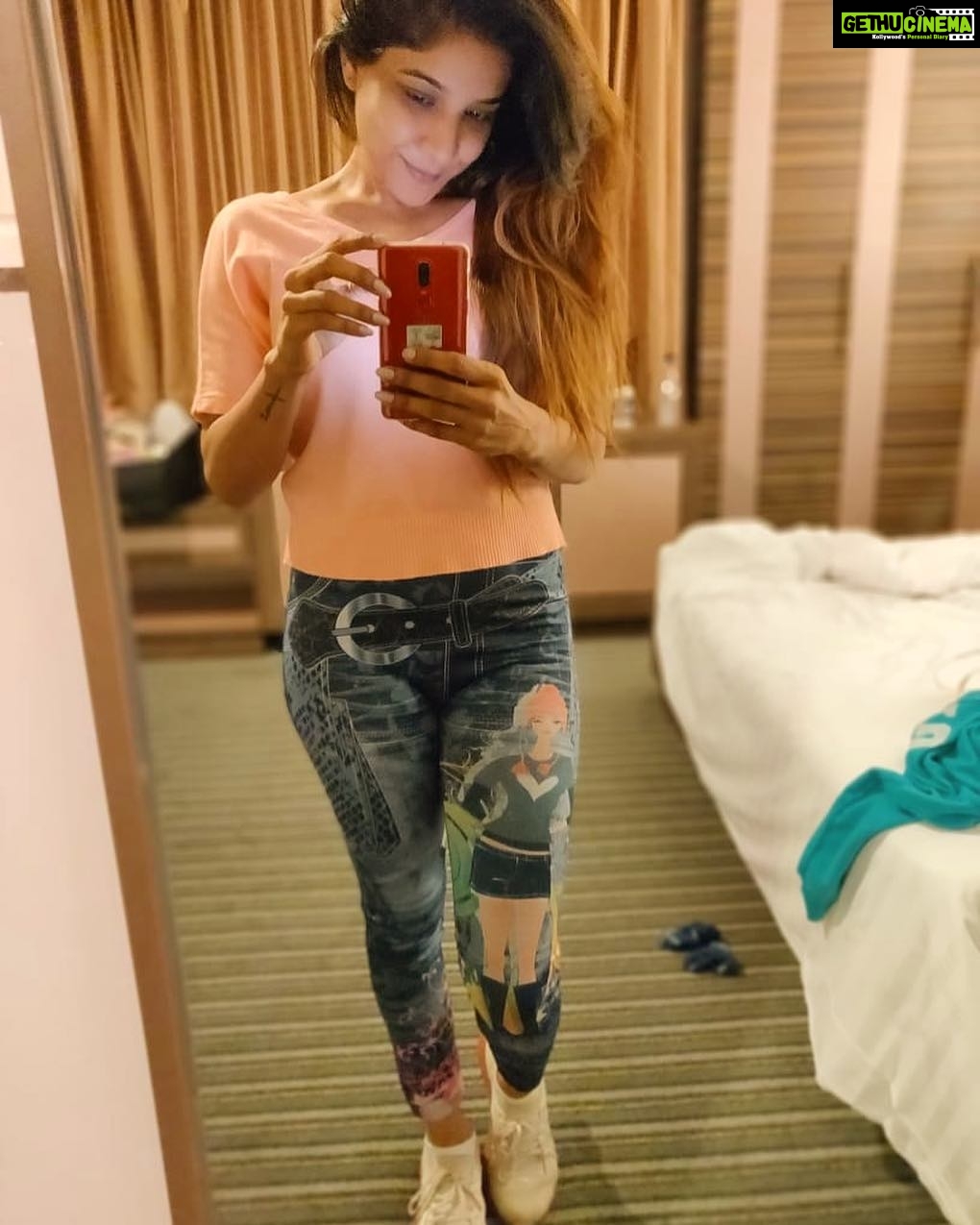 Sakshi Agarwal Instagram - Love my new jeggings!! Feels like i m in college again❤️❤️