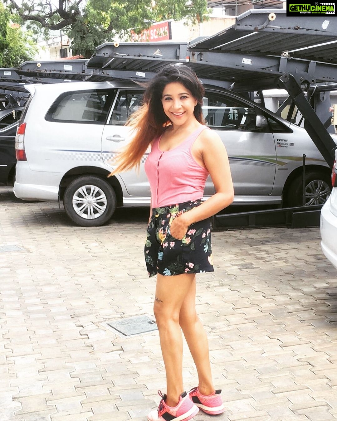 Sakshi Agarwal Instagram - Take a deep breath, Pick yourself up, dust yourself off and start all over again🌟🌟 Good morning #newweek #NewBeginnings #freshstart #PositiveVibesOnly