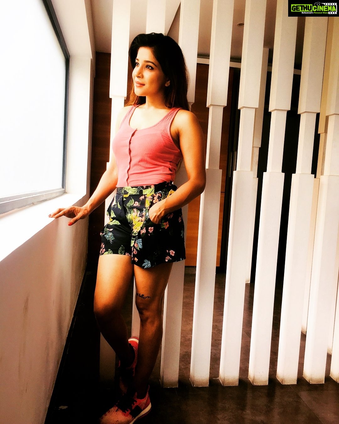 Sakshi Agarwal Instagram - Take a deep breath, Pick yourself up, dust yourself off and start all over again🌟🌟 Good morning #newweek #NewBeginnings #freshstart #PositiveVibesOnly