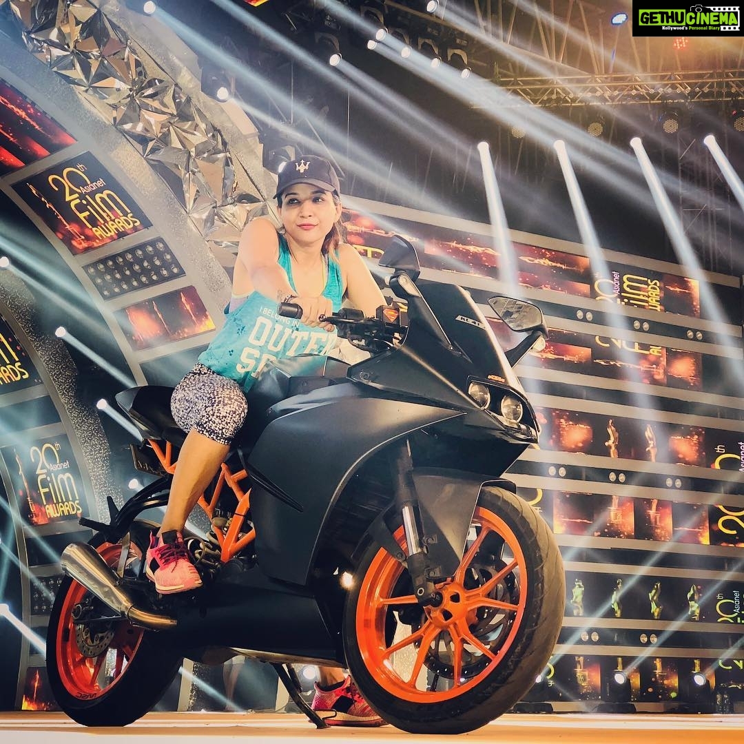 Sakshi Agarwal Instagram - Live life like there is no tomorrow! #asianetawards #stage #rehearsals Adlux International Convention & Exhibition Centre