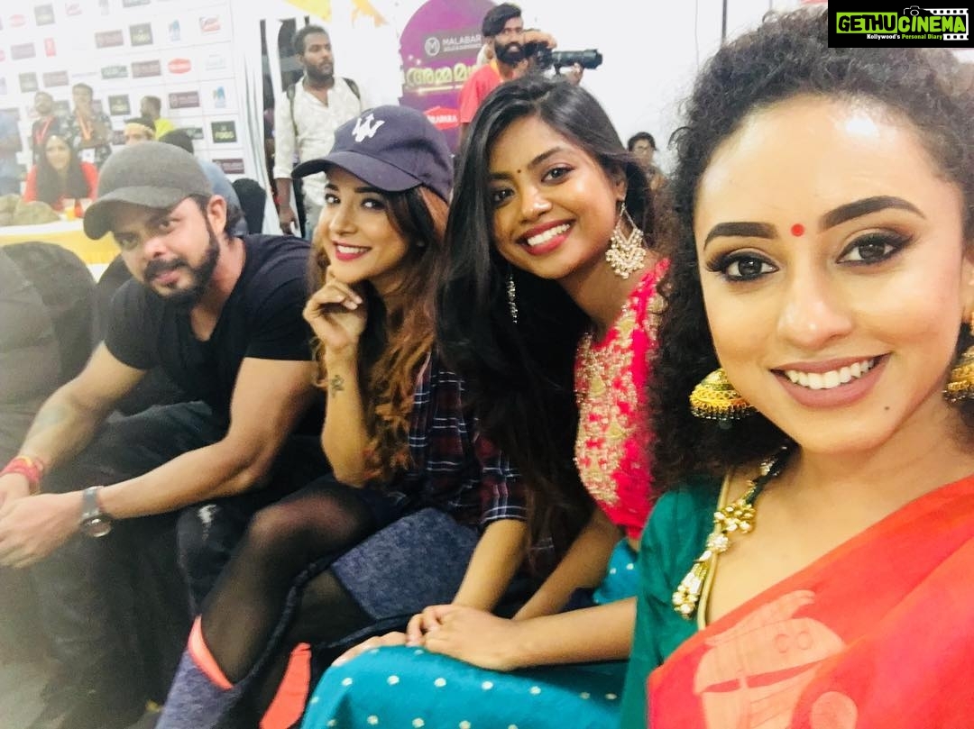 Sakshi Agarwal Instagram - Chilling 🌟🌟 backstage @amma_award #mollywood @shaunromy @pearlemaany @sreesanthnair36 Thiruvananthapuram - Trivandrum City