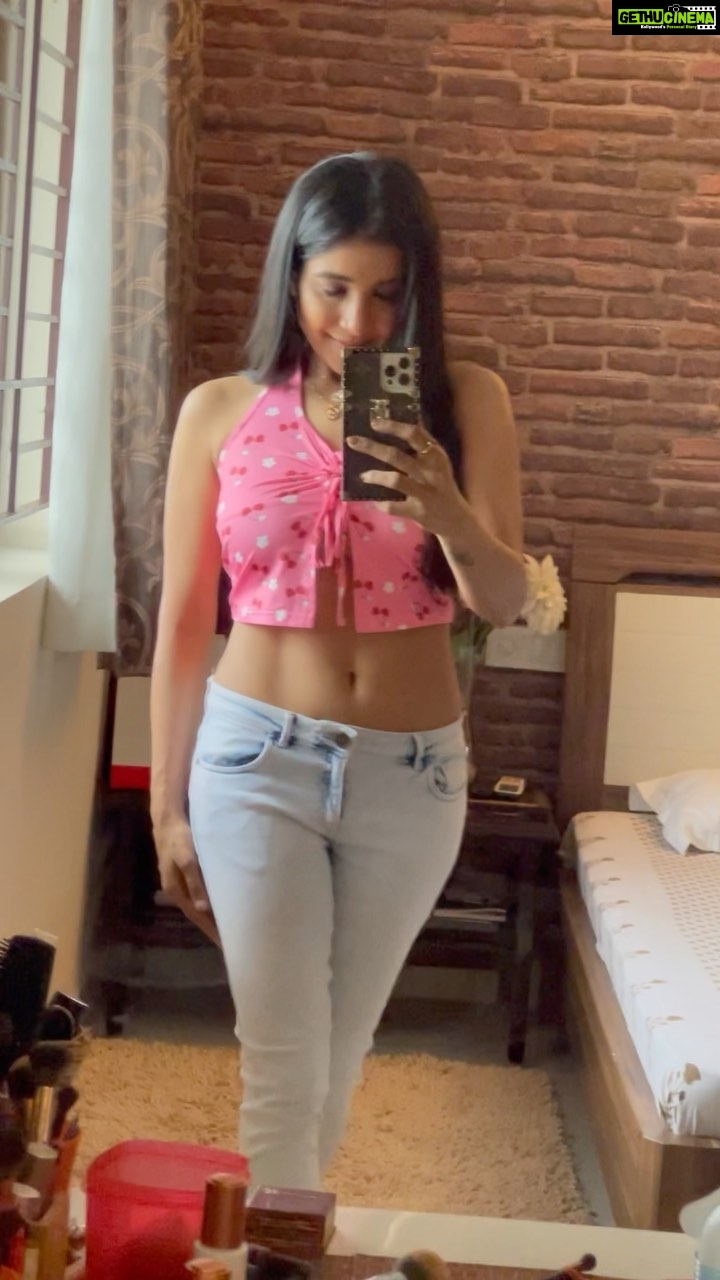 Sakshi Agarwal Instagram - Life goes on and on and on and on… . #feelitreelit #instagramreels #reelsinstagram #explorepage #explore #foryou #trending #onandon #lifegoeson #viral #trendingreels #reelsvideo #croptop #lowwaistjeans