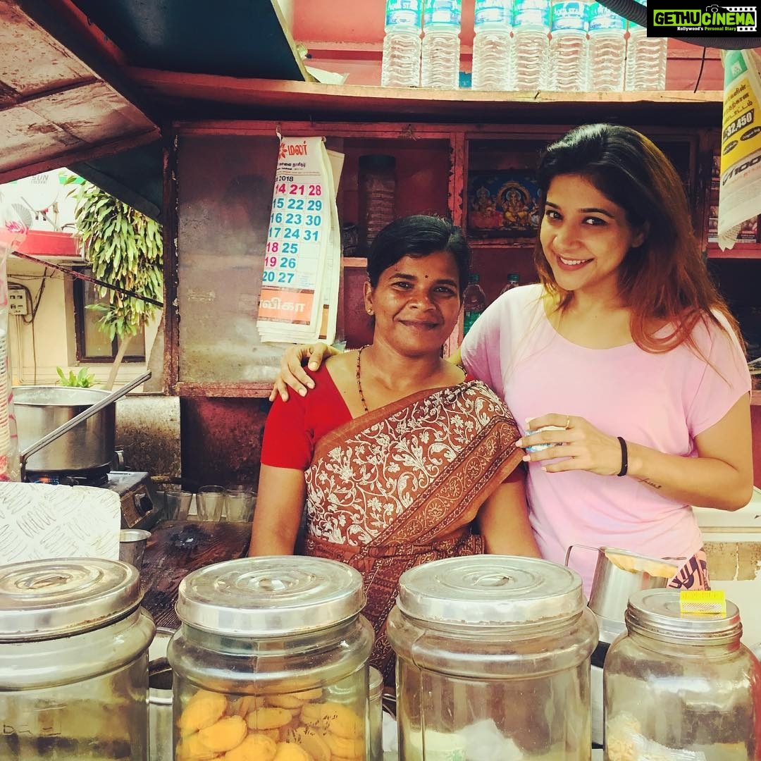 Sakshi Agarwal Instagram - Some of us don't even enter out kitchen.. but she is running her entire family with her tea shop💪 #AdaywithourHeroes | #MayDay #LabourDay