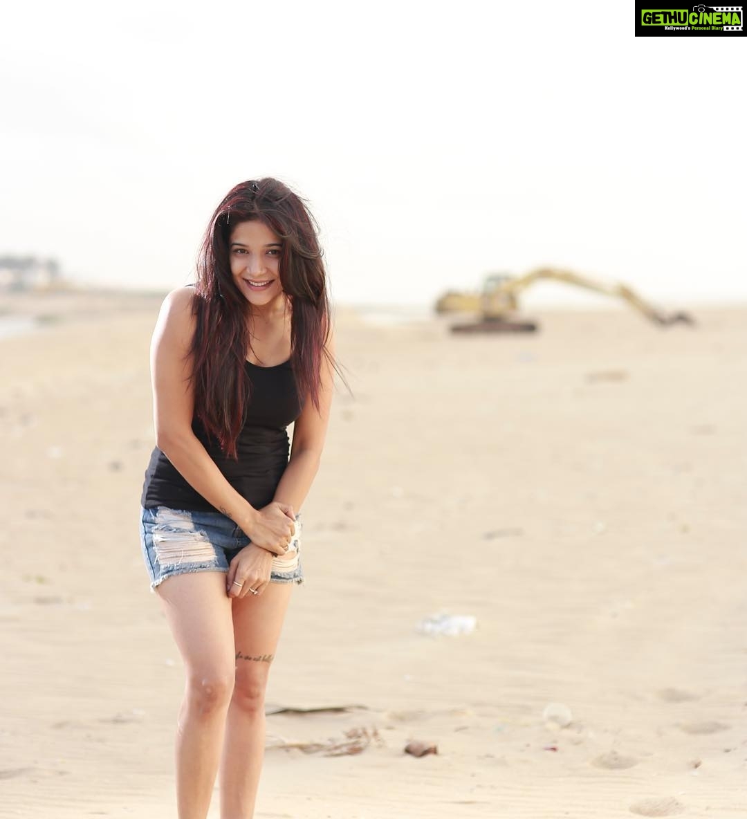 Sakshi Agarwal Instagram - No matter how chaotic the world may seem, peace and happiness will definitely crop up in the middle of nowhere🌟🌟 #happysoul #beautifulheart #positivevibes