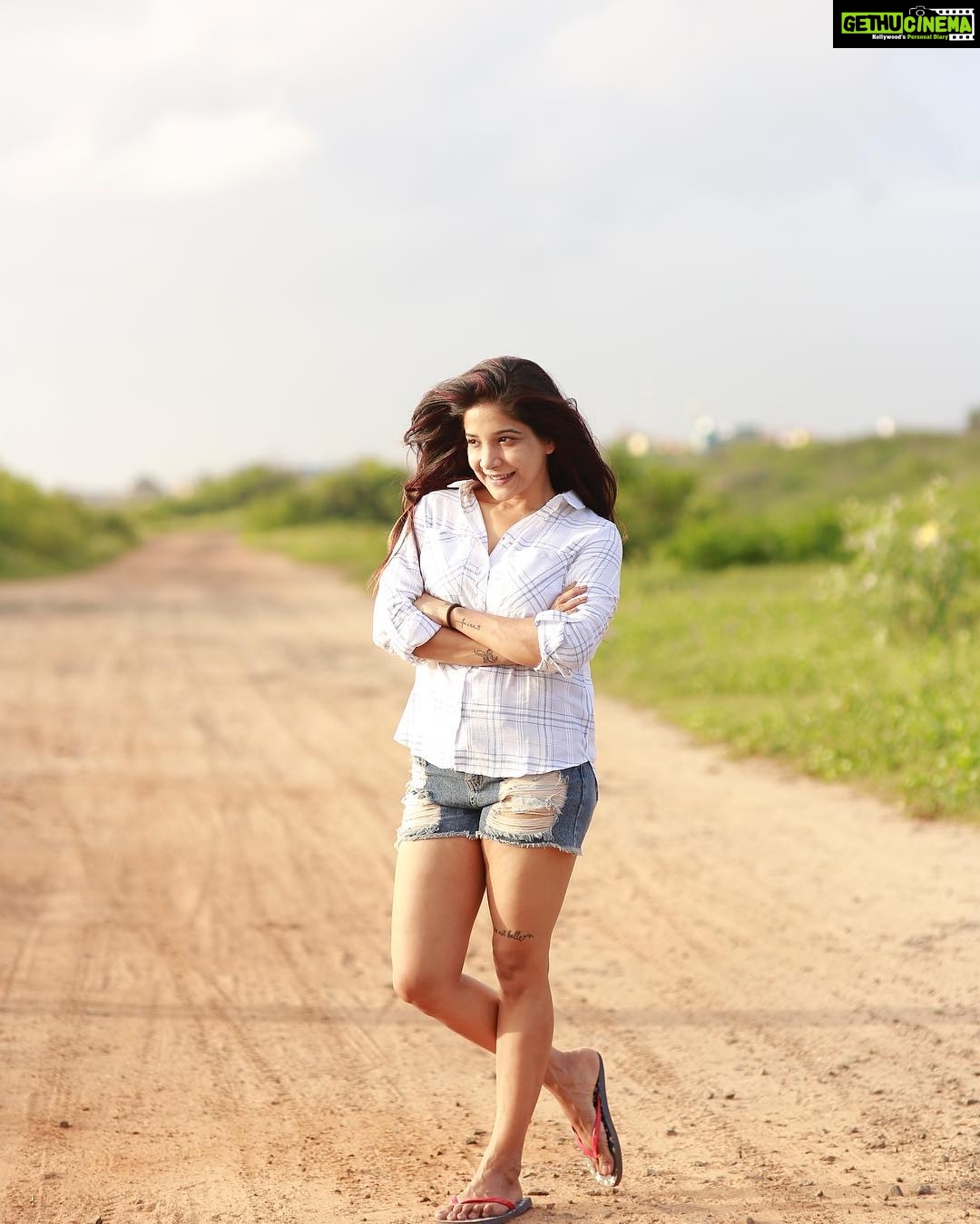 Sakshi Agarwal Instagram - If every woman woke up tomorrow and decided she loved her body, imagine how many industries would go out of business. #nomakeup #bodypositivity #selflove