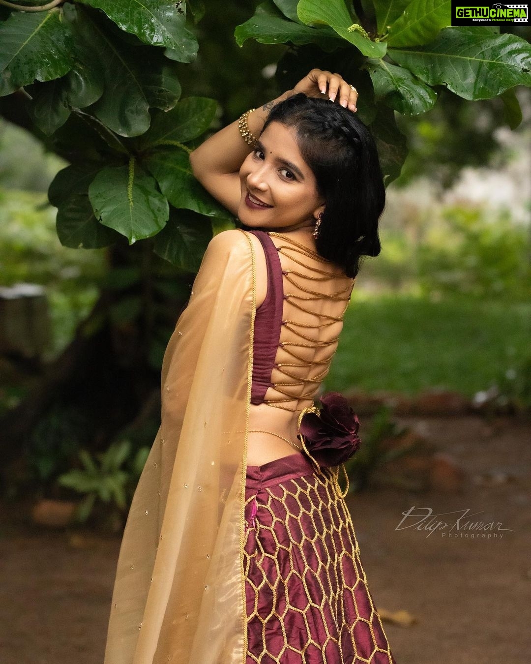 Sakshi Agarwal Instagram - Invest in yourself! It pays the best interestđź’• . Makeup: @manishamakeupartistry Photography: @dilipkumar_photography Hairstylist: @hairstylist_rajee1111 Costume Designer: @faamysfashions Jewelry: @new_idea_fashions Chennai, India