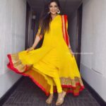 Sakshi Agarwal Instagram - All dolled up for #orayiramkanikkalal #promotions #malyalam #debut 🌟🌟 Thank you @rehanabasheerofficial ❤️❤️❤️