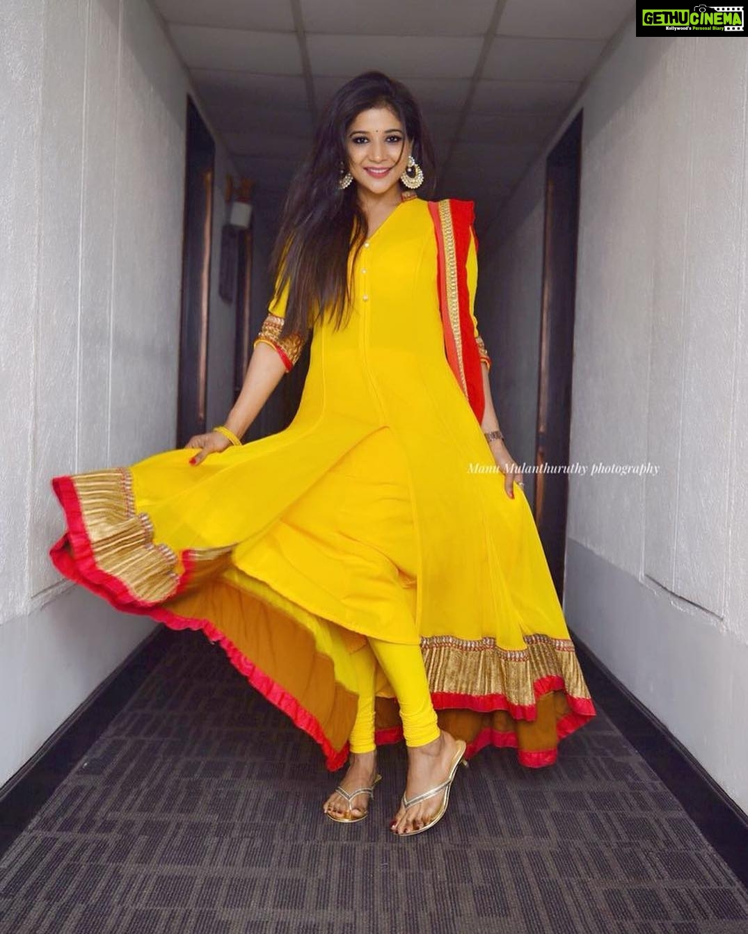 Sakshi Agarwal Instagram - All dolled up for #orayiramkanikkalal #promotions #malyalam #debut 🌟🌟 Thank you @rehanabasheerofficial ❤️❤️❤️