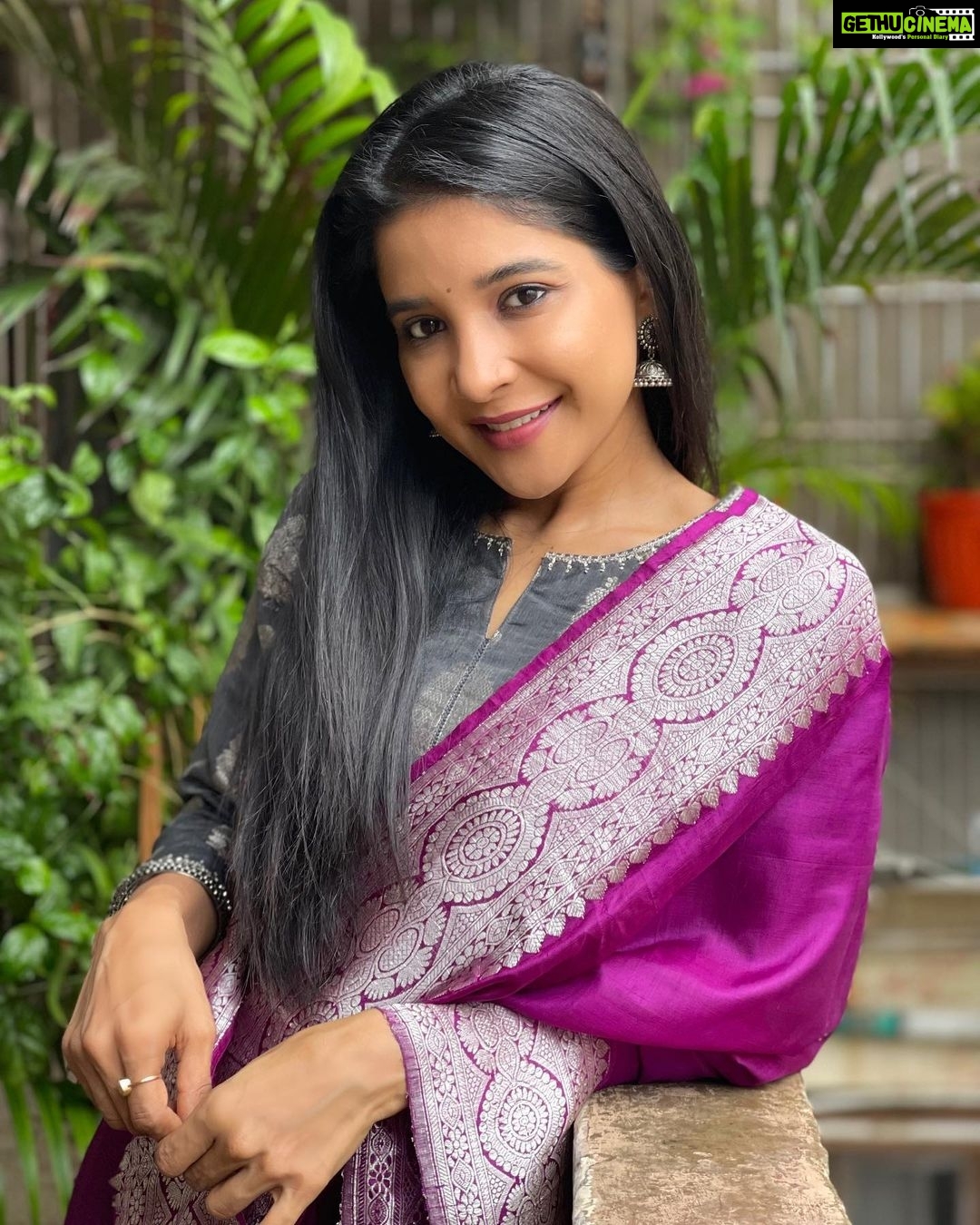 Sakshi Agarwal Instagram - Good morning💕💕 . Just the raw me❤️ . #diwali #diwalioutfit #diwalidecor #diwaligifts #candid #silkkurti Chennai, India