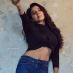 Sakshi Agarwal Instagram - Leaving an impact on anyone I touch🥰 . @irst_photography . #kollywood #actresslife #actresshot #homeshoot #eyesfullofstars #blackcroptop #blackandblue #sakshiagarwal #biggbosstamil Chennai, India