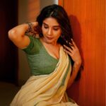 Sakshi Agarwal Instagram - Dont go with the Flow! Be the Flow🌟 . Pic : @ngrnandha Mua @umamakeoverartistry Hairstyle @makeupbyshyamala Jewel @thangamalar_tgm #goldenhour #saree #vibing #nofilter #noedit #sakshiagarwal #sareelove Chennai, India