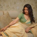 Sakshi Agarwal Instagram - A girls real bestie is the attire she feels most beautiful in😍 . #sareelove #biggbosstamil #kollywood #sakshiagarwal Chennai, India