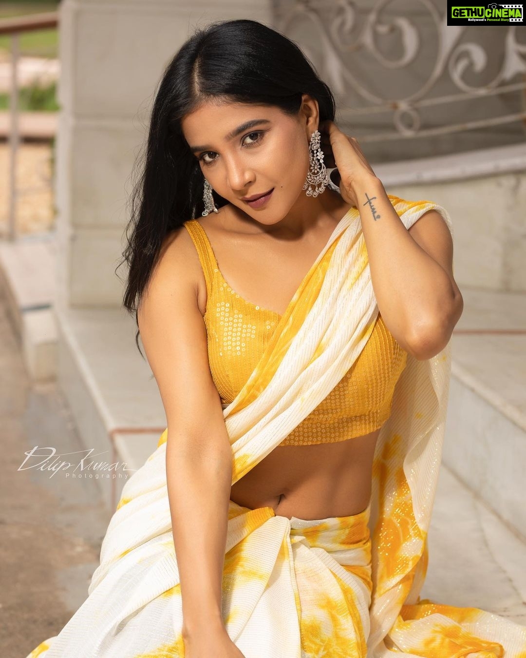 Sakshi Agarwal Instagram - Have a dream so clear that in your mind , You have already achieved it๐ . Photography: @dilipkumar_photography Makeup: @manishamakeupartistry Hairstylist: @hairstylist_rajee1111 Costume Designer: @sahana_prabakar Jewellery: @new_idea_fashions . #saree #diwali #instafashion #yellowsequencesaree #sakshiagarwal #biggbosstamil