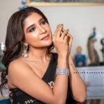 Sakshi Agarwal Instagram – Hustle! Soon your haters will ask if you are hiring🔥 
.
@arvindkannanphotography @sajna_bridal_wear_designer @new_ideas_fashions @rekha_.makeupartist 
.
#blacksaree #sareelove #blackissexy #sakshiagarwal Chennai, India