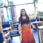 Sakshi Agarwal Instagram - When #arabickuthu is in the air😍 Fun time in between shoot🥰 . #arabickuthuchallenge #arabickuthusong #trendingsongs #trendingreels #feelitreelit❤️ #instagramreels #halamithihabibo #beast #tamilsongs #explorepage #explore . @ondroofrestaurant @_varjan & @wedinksstories @makeupbyshyamala @top : @fab_by_faiza Chennai, India