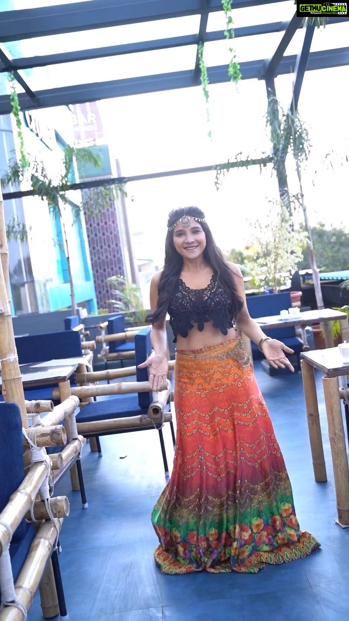 Sakshi Agarwal Instagram - When #arabickuthu is in the air😍 Fun time in between shoot🥰 . #arabickuthuchallenge #arabickuthusong #trendingsongs #trendingreels #feelitreelit❤️ #instagramreels #halamithihabibo #beast #tamilsongs #explorepage #explore . @ondroofrestaurant @_varjan & @wedinksstories @makeupbyshyamala @top : @fab_by_faiza Chennai, India