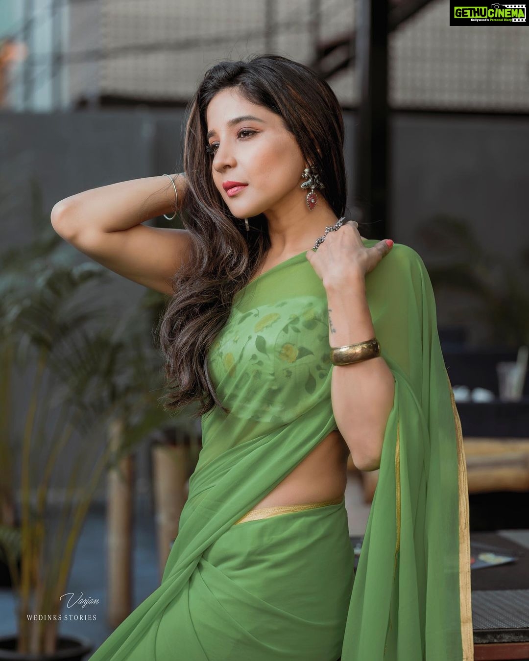 Sakshi Agarwal Instagram - Keep moving forward👣 People who believe in you will stay ❤️ . @_varjan @makeupbyshyamala @ondroofrestaurant