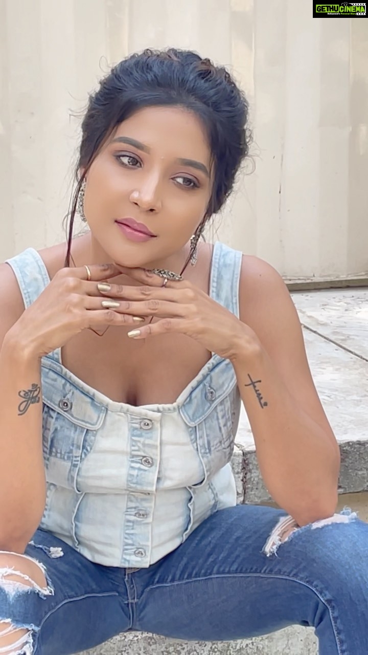 Sakshi Agarwal Instagram - Are you ok😎 . Mua n hair @murugeshmakeup_hair . #areyouokay #trendingreels #trendingsongs #instagramreels #instafashion #reelsinstagram #denimjacket #silverjewelry #prettygirlaesthetic #areyouok #explorepage #sakshiagarwal #beautyreels