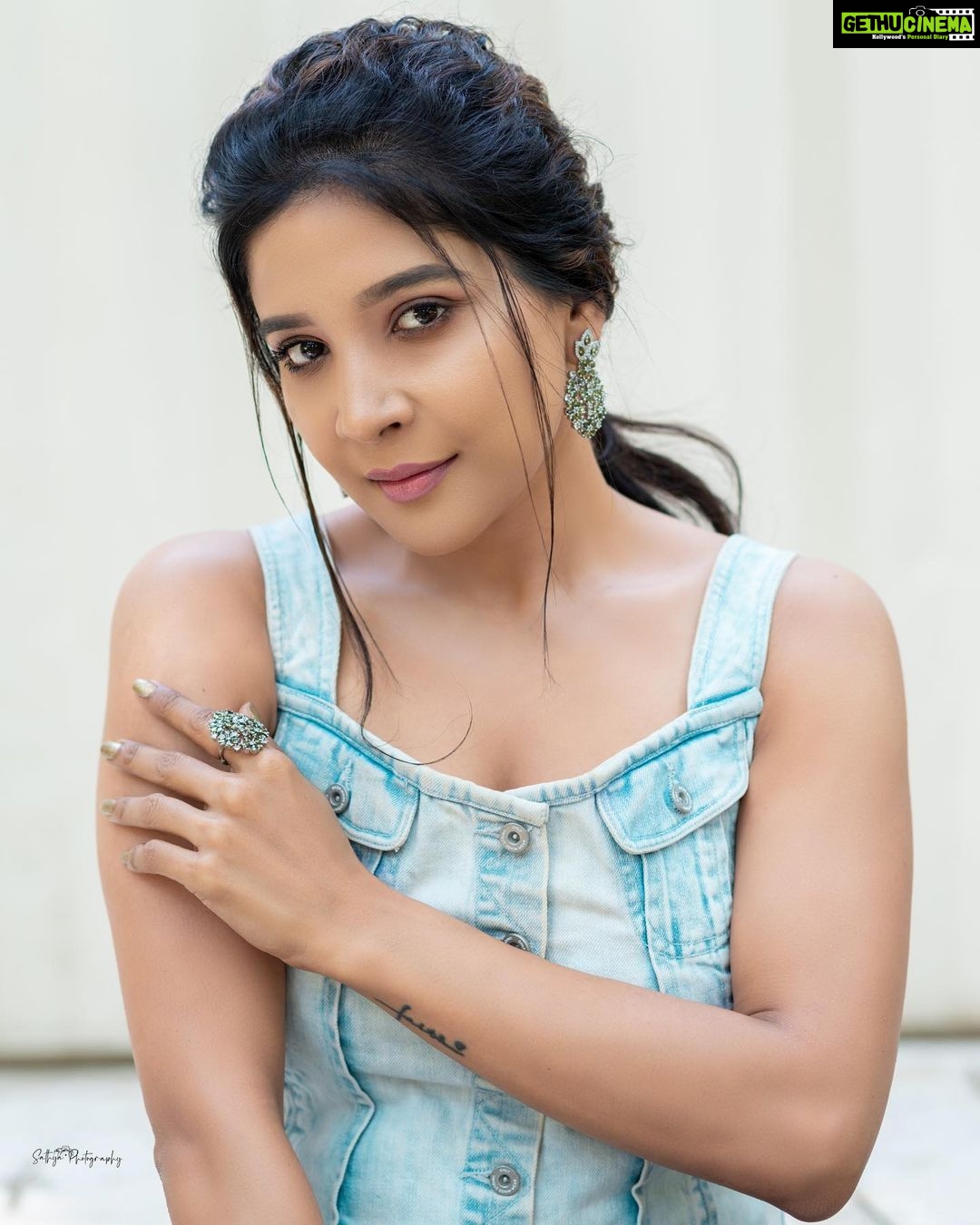 Sakshi Agarwal Instagram - Head up, Gorgeous🥰 . Mua n hair @murugeshmakeup_hair Sareedraping @farhaa_makeupartist Costume @ibhuvana.store Jewelry @chennai_jazz Photography @sathyaphotography3 . #beautyshot #denimjacket #silverjewellery #sakshiagarwal Chennai, India