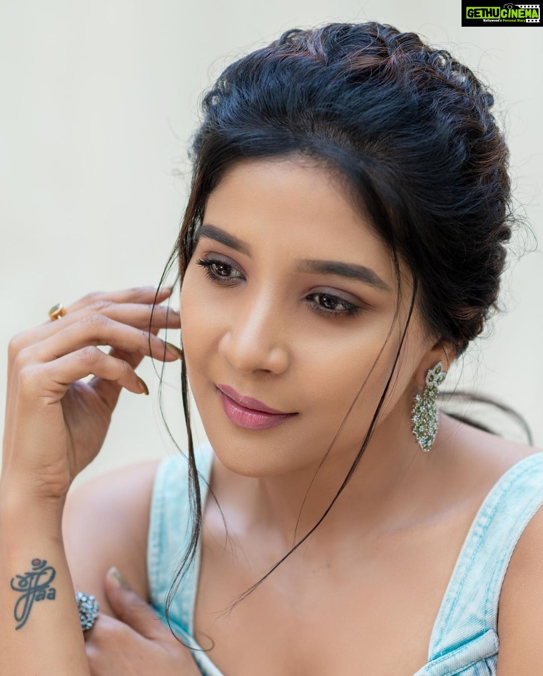 Sakshi Agarwal Instagram - Head up, Gorgeous🥰 . Mua n hair @murugeshmakeup_hair Sareedraping @farhaa_makeupartist Costume @ibhuvana.store Jewelry @chennai_jazz Photography @sathyaphotography3 . #beautyshot #denimjacket #silverjewellery #sakshiagarwal Chennai, India