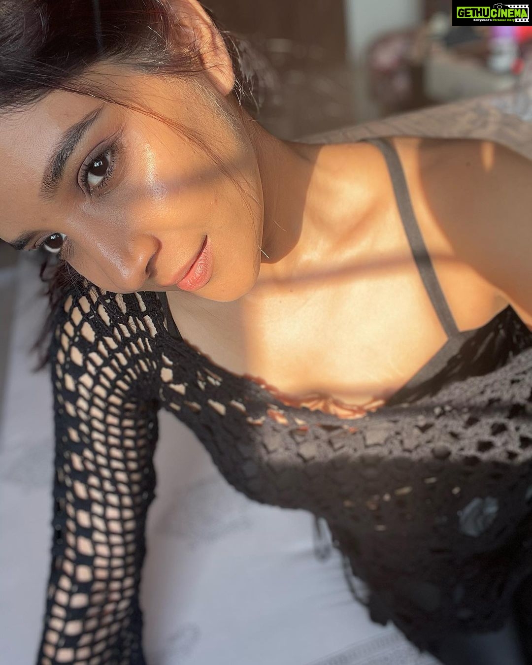 Sakshi Agarwal Instagram - Golden hour❤️🥰☀️ . @fab_by_faiza . #goldenhour #candid #nofilter #noedit #candid #selfshoot #sunkissed Chennai, India
