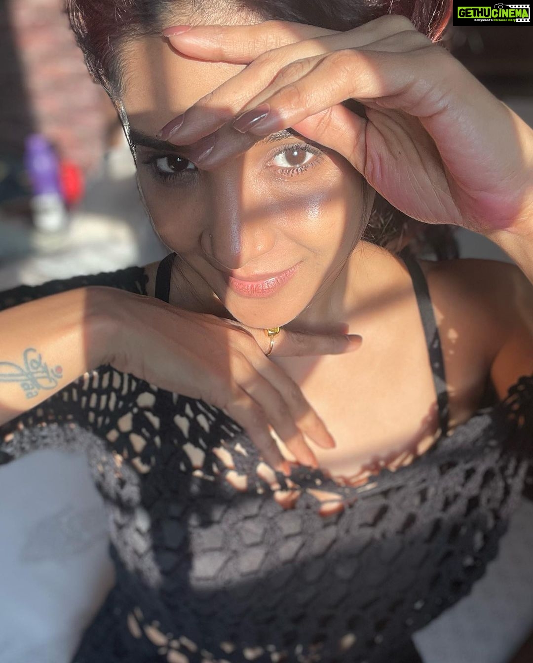Sakshi Agarwal Instagram - Golden hour❤️🥰☀️ . @fab_by_faiza . #goldenhour #candid #nofilter #noedit #candid #selfshoot #sunkissed Chennai, India