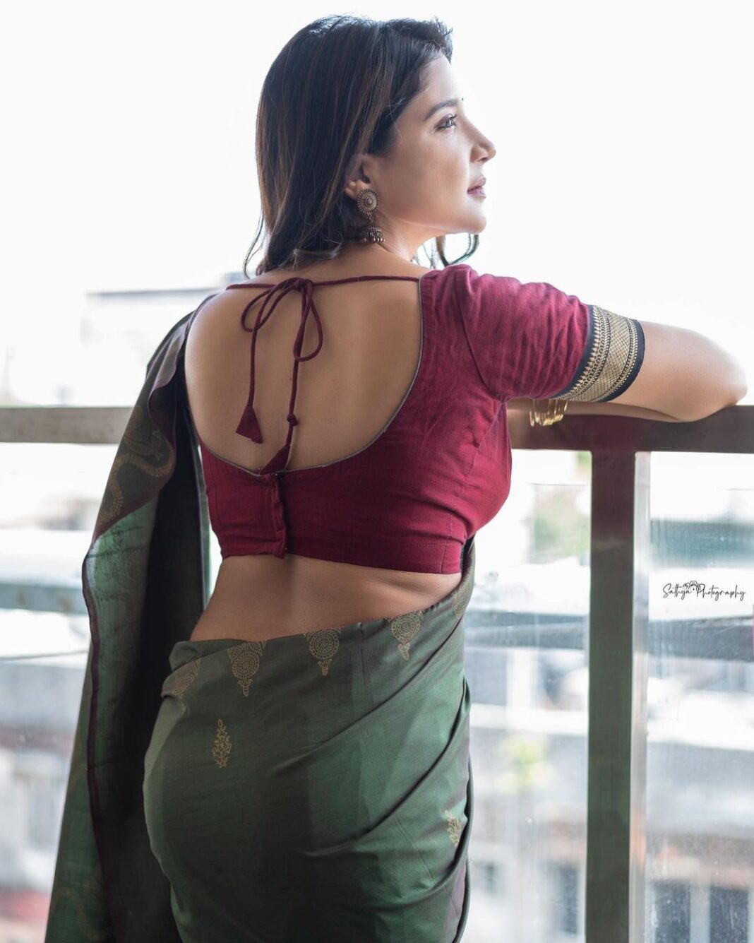 Sakshi Agarwal Instagram - You owe it to yourself to become everything you have ever dreamed of being❤️ . @sathyaphotography3 @dhiya_makeoverartistry . #sareelove #sakshiagarwal #dreamlife #homeshoot #kollywood Chennai, India